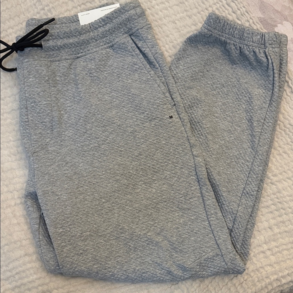 NWT-American Eagle Outfitters Light Gray Quilted Joggers..  Size Medium Mens